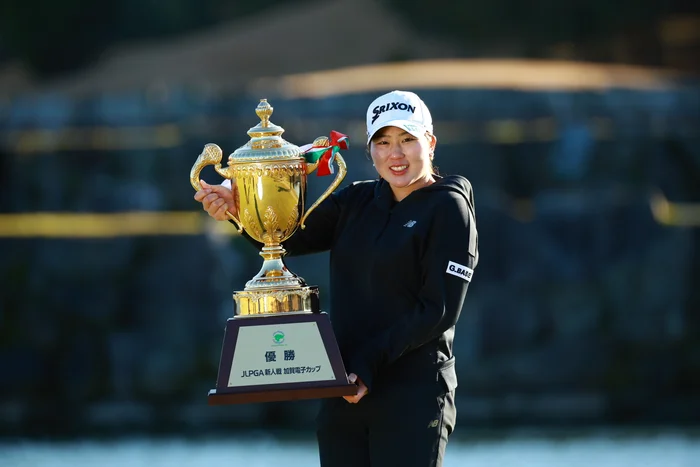 JLPGA新人戦 加賀電子カップ @グレートアイランド倶楽部（千葉県）◇6525ヤード・パー72＞ 最終日を首位と2打差でスタートしたMNGTを今シーズン卒業の藤本愛菜(18)が3バーディ・1ボギーの「70」をマーク。トータル9アンダーで逆転で優勝し、98期生の頂点に立った！