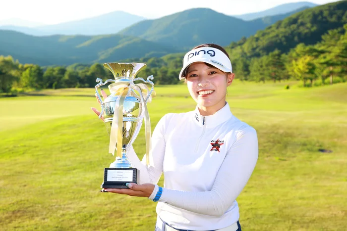 ツアールーキー相場彩那が8バーディ・1ボギーの「65」をマークし、トータル7アンダーで初優勝を手にした！